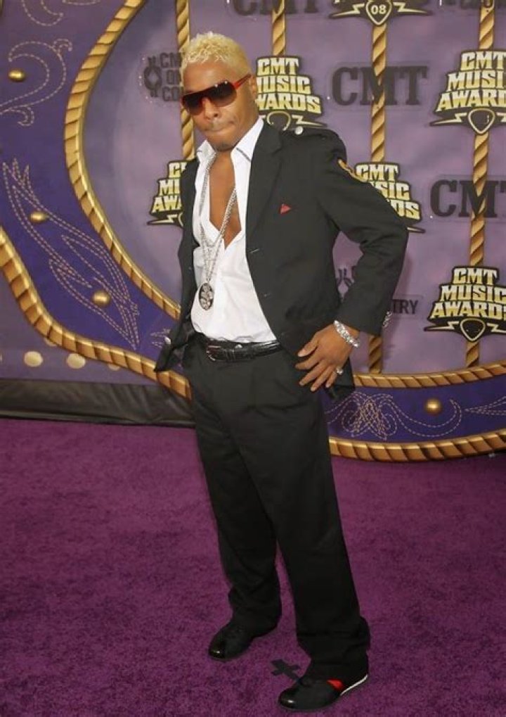 How Tall is Sisq&oacute;: Exploring the Height of the R&B Legend